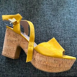 NWT KENSIE PLATFORM SANDALS